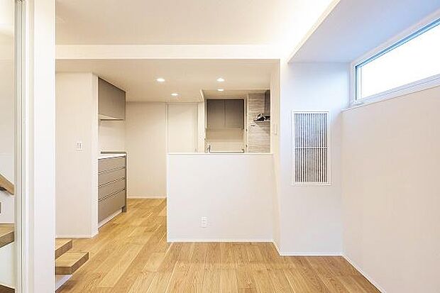 システムキッチン/動線が短く効率的なL字型のキッチン、毎日の家事負担を軽減する食器洗浄乾燥機付きです。