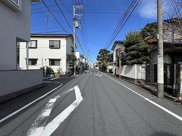 前面道路(→北西方向へ撮影)/南西側約7.3m公道に面し、駐車時にもゆとりがあります。