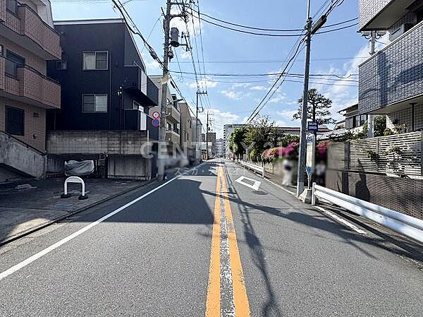 南側前面道路（→西方向へ撮影）／約8m公道に面し開放的な立地、駐車時にもゆとりがあります。