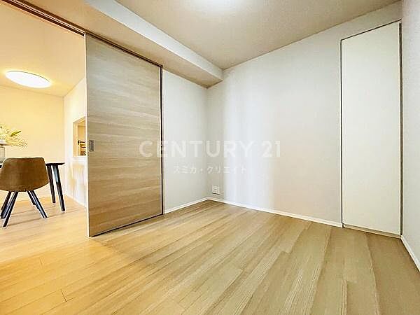 ベッドルーム 約4.5帖／LDKと引き戸で仕切られたお部屋、子供部屋やテレワークスペースなどにも活躍します。