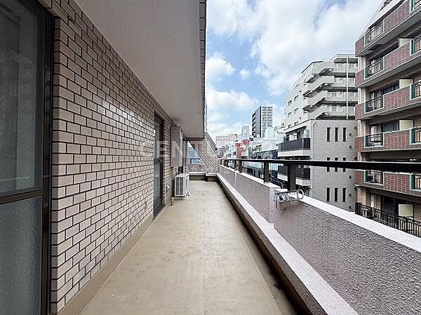 お部屋西側のワイドスパンバルコニー、お部屋全体にたっぷりと光を採り込みます。