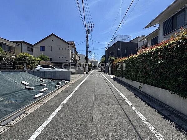 前面道路（→東方向へ撮影）／約5.41m公道に面し駐車時にもゆとりがあります。