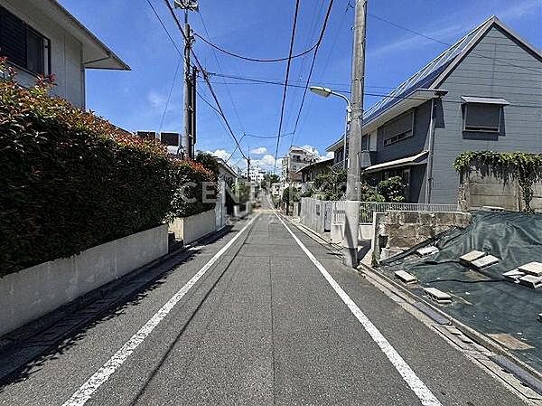前面道路（→西方向へ撮影）／区立第二延山小学校へ徒歩約9分、お子様の通学にも安心です。