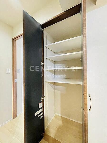 廊下収納／奥行のある可動棚収納、お掃除道具や防災用品なども収納にも便利です。