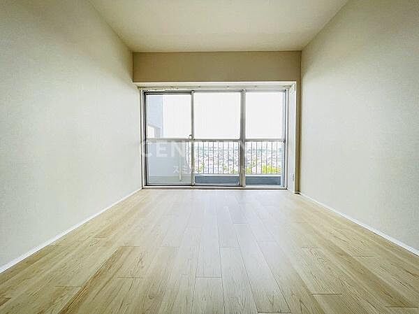 ベッドルーム 約7.0帖／バルコニーに面した明るいお部屋です