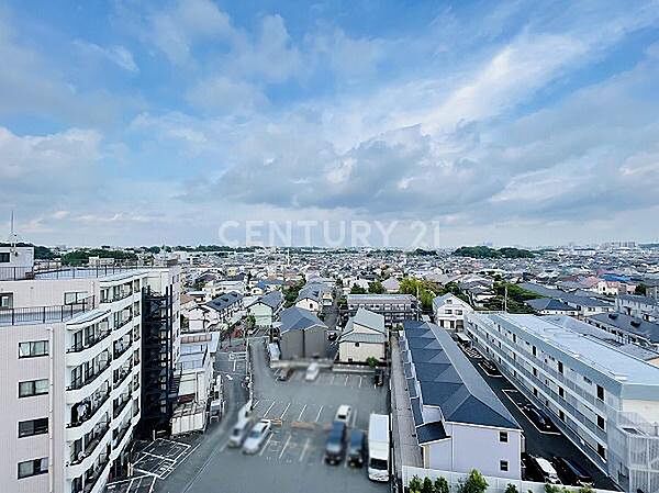 バルコニーからの眺望／周辺には高い建物もなく開放的な眺望が広がります！