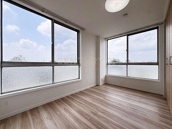 ベッドルーム 約5.0帖／窓が大きく開放感のあるお部屋です！