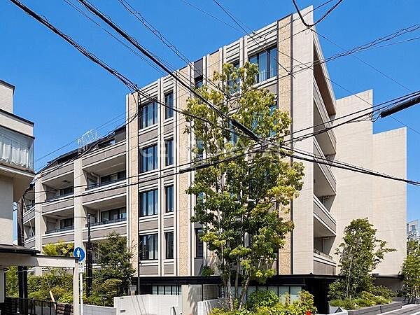 建物外観（2026.7撮影）／令和5年9月築、伊藤忠都市開発（株）旧分譲の築浅レジデンス、直線的でスタイリッシュな外観デザインです。
