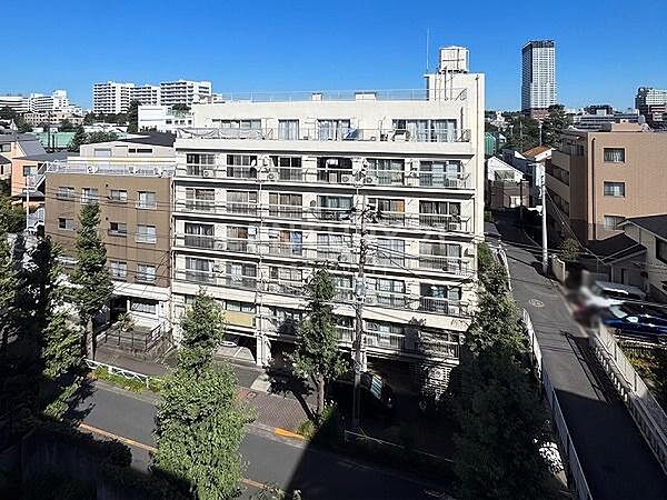 建物外観／目黒区東山アドレス、周辺には公園も点在し緑を身近に感じられる住環境です。