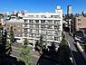 その他：建物外観／目黒区東山アドレス、周辺には公園も点在し緑を身近に感じられる住環境です。