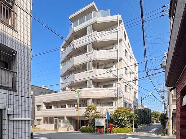 建物外観（2026.8撮影）／東急東横線「学芸大学」「祐天寺」駅歩12分、2駅利用可、中央中町通り沿いの落ち着いた環境です。