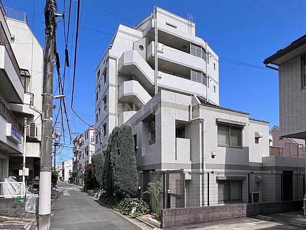 建物外観（2026.8撮影）／バス便も多く多方面へのアクセスにも便利です。