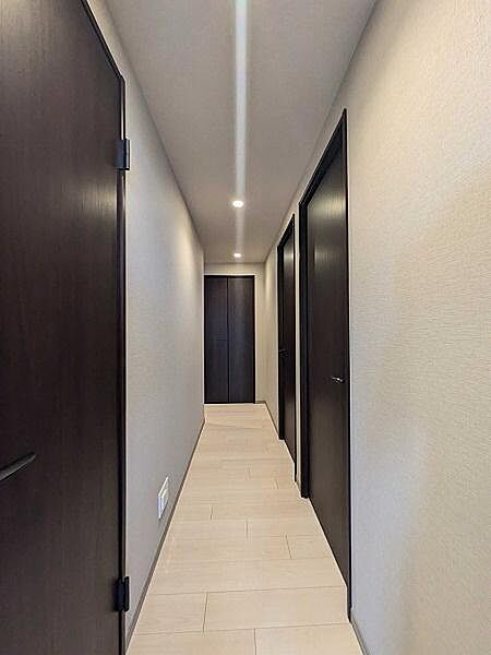 廊下／玄関を入ってからすぐにお部屋を見渡すことが出来ないプライバシー性の高いクランクインタイプの間取りです。