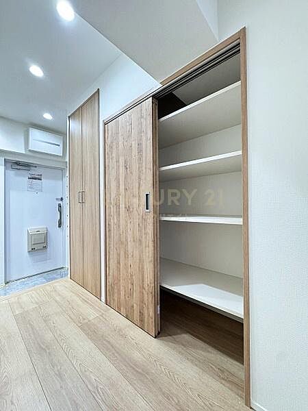廊下収納／ゆとりある大型収納付きです。
