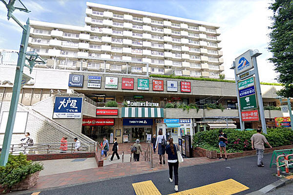 クイーンズ伊勢丹笹塚店まで800m