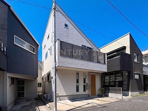 建物外観（2026.8撮影）／リビング階は勾配天井になっており開放的です。