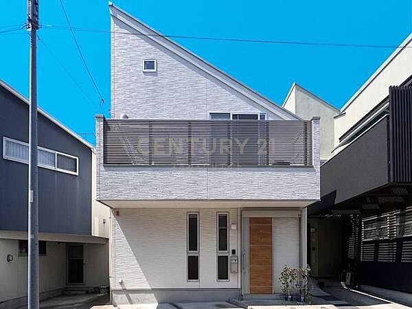 建物外観（2026.8撮影）／東側道路に面し採光良好です。