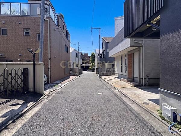 前面道路／区立油面小学校へ徒歩約5分、お子様の通学にも安心です。