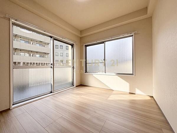 ベッドルーム 約4.4帖／2面採光で明るいお部屋です！
