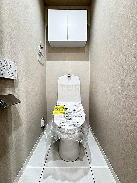 トイレ／新規交換済み、ウォシュレット一体型トイレ、吊戸棚付