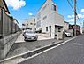 その他：建物外観（2026.8撮影）／二台駐車に加え自転車も駐輪可能です。駐車場幅3mのため駐車もしやすくなっております。