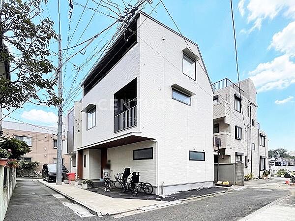 建物外観／目黒区駒場アドレスの閑静な住環境、渋谷駅も徒歩圏内で各方面へ快適アクセス！東南角地につき採光良好です！