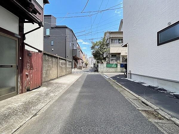 東側前面道路（→南方向へ撮影）／約4m道路に接道、土地間口が広く採光良好です！