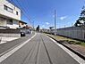 その他：前面道路（→北方向へ撮影）／約9.8m公道に面し開放的な立地、駐車時にもゆとりがあります。