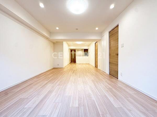 家族が集い、友人を招く。約24.7帖の広々としたLDKは、陽光あふれる寛ぎの空間。思い思いの時間を過ごせます。