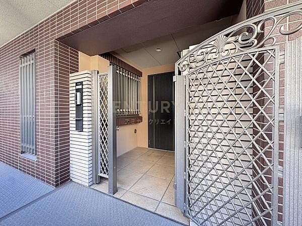玄関ポーチ／独立性の高い専用ポーチ付きです。