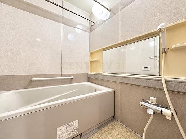 バスルーム／追い焚き機能・便利な浴室換気乾燥機付、一日の疲れを癒すバスタイムをお過ごしください。