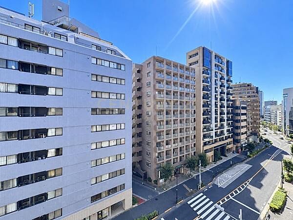 バルコニーからの眺望（南西方向）／大通り沿いで視界が開けています。