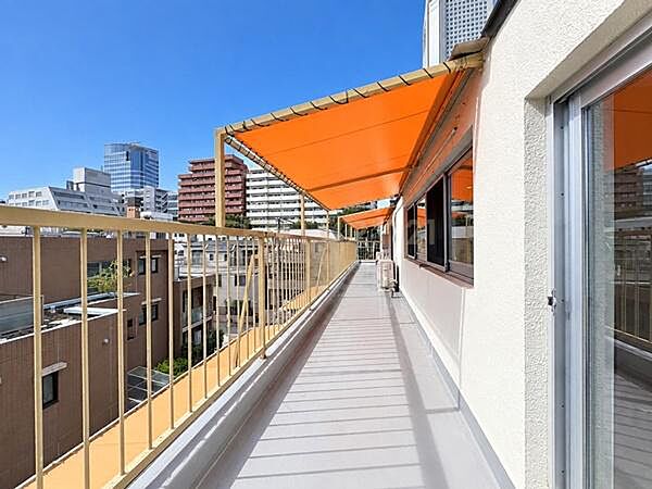 バルコニー／南西向きにて採光・通風良好です！毎日のお洗濯物もよく乾きます。