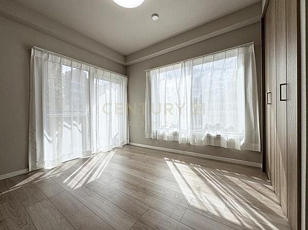 ベッドルーム 約5.3帖／お好きなベッドを置いてお気に入りの一部屋に。