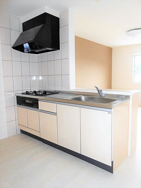 画像6:人気の対面式キッチンには3口コンロのシステムキッチンを搭載です。