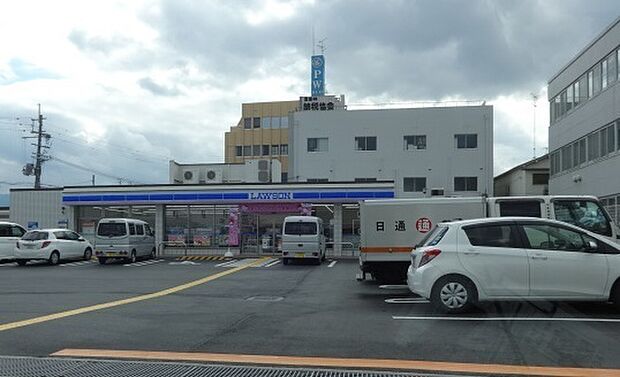 ローソン富田林税務署前店まで159m