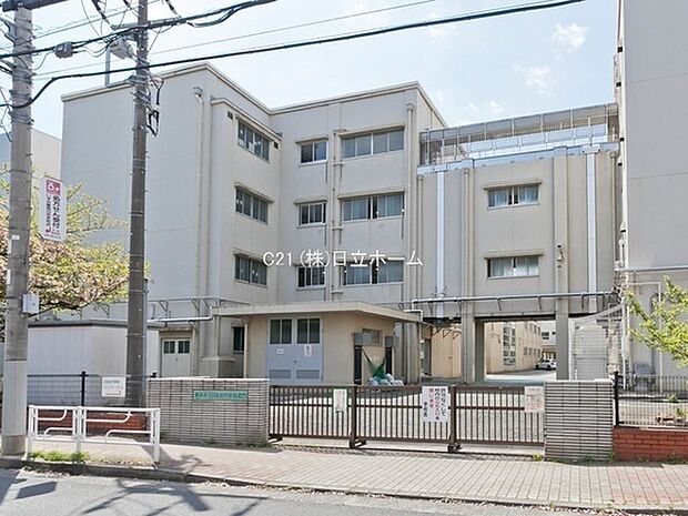 横浜市立日吉台中学校まで1032m、横浜市港北区北部に位置する住宅地である日吉にある中学校である。横浜市で2番目にグラウンドが広い中学校。