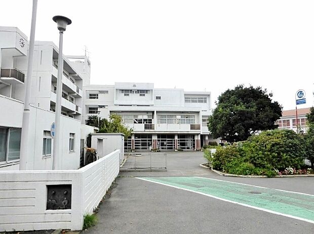 横浜市立栗田谷中学校まで1853m、校章は栗の葉とペンを組み合わせたもので、栗の葉は栗田谷の地を表わし、ペンは学問・文化を象徴している。