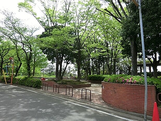 たちばな台公園まで1660m、高低差のある公園で遊具エリアが2箇所あり、山道で繋がっています。ブランコや複合滑り台、鉄棒などがあります。