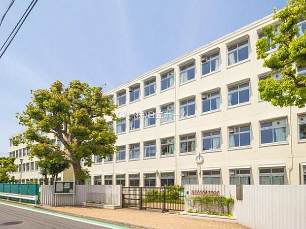 横浜市立上郷小学校まで809m、学校教育目標：礼儀やきまりを重んじ、相手を思いやる心をもって行動できる子を育てます。