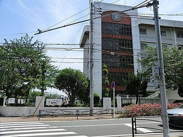 川崎市立塚越中学校まで1156m、創立69年目を迎える現在は、住宅や高層マンションや多くの公園がある静かな地域です。