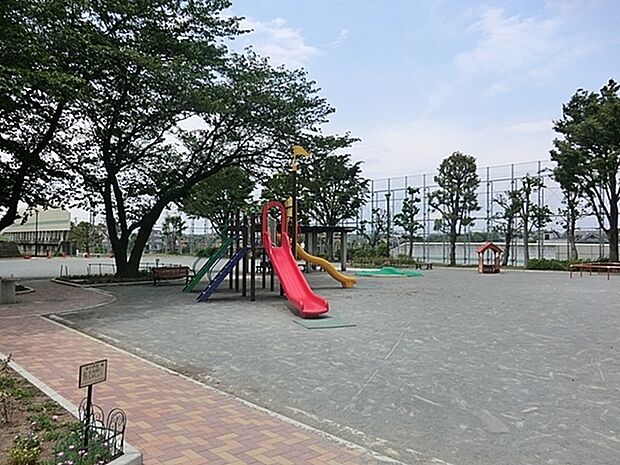 瀬戸ケ谷町公園まで1210m、滑り台などあり子どもが楽しめます