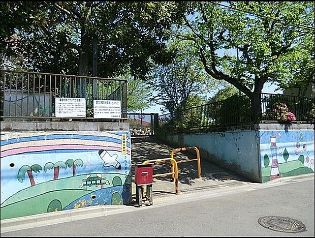 宝島幼稚園まで254m、毎週金曜日はフリー・カリキュラムコーナーを用意するなどユニークな独自のカリキュラムを多数行っています。