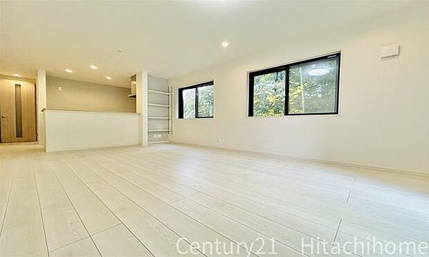 《リビングダイニング》 ■上質な時間を育む暮らしのメインステージ。寛ぎとご家族とのコミュニケーションを育む居心地のよい場所。この明るい空間は家族に安らぎを与えて、落ち着いた心地よい空間になるでしょう。