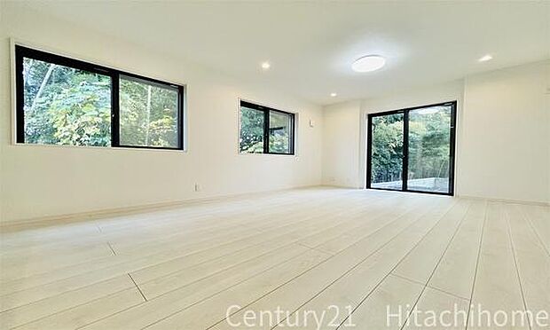 《リビングダイニング》 ■開放的で広いリビング。のびのびとくつろげるリビングは、家族のコミュニケーションの場として、みんなが集まる快適な場所に。