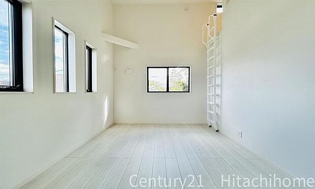 《子供部屋・洋室》 ■白い壁が窓から射し込む光を室内にまわし、柔らかな明るさを奥まで届ける。穏やかな空気に満ちた空間。