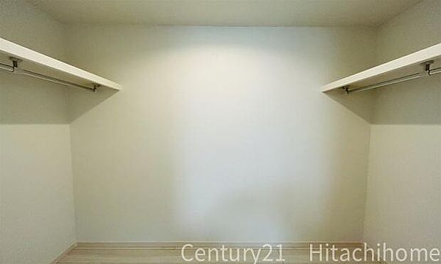 《ウォークインクローゼット》 ■大容量のウォークインクローゼットをご用意。衣類だけでなく、遊び道具やトランクなどの旅行用品の収納にも重宝します。