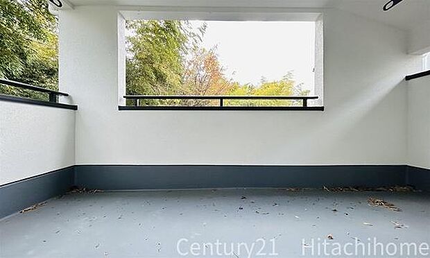 《インナーバルコニー》 ■急な雨にも安心のインナーバルコニー。読書やティータイムを楽しんだり趣味の幅が広がるプラスアルファの空間。