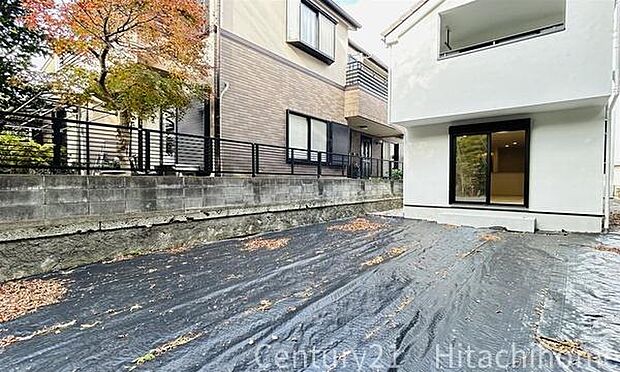 《庭》 ■お庭ではお子様やペットと遊んだり、ガーデニングも楽しめます。