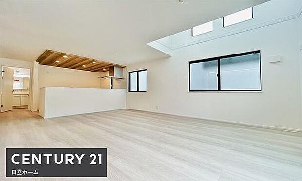 《リビングダイニング》　■豊かな光が照らすこの場所は、たわいもない会話を楽しみ、ゆったりとした時間を過ごす場所。家族の日常が刻まれる大切な空間です。